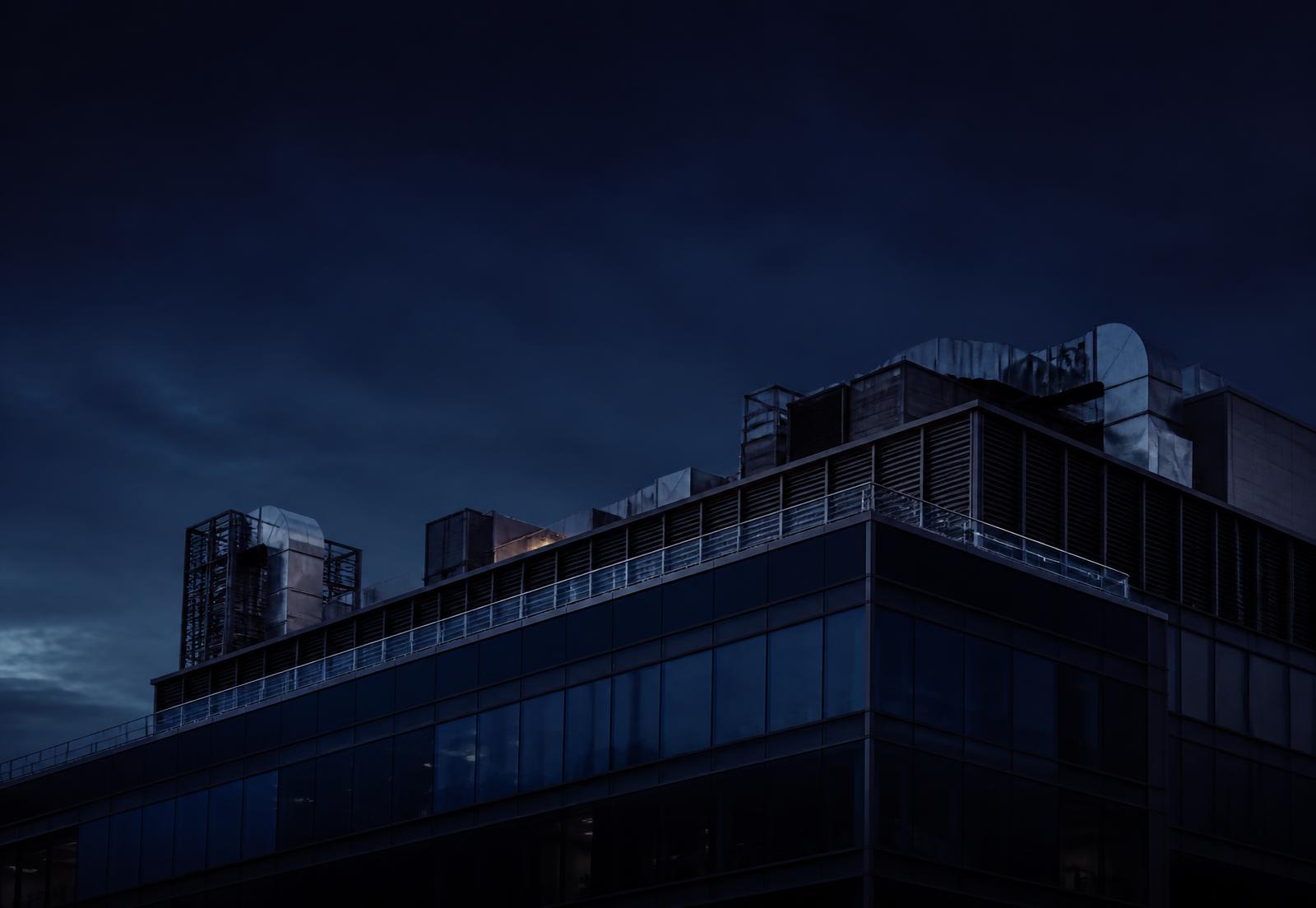 Immeuble commercial et équipements mécaniques de toiture au crépuscule